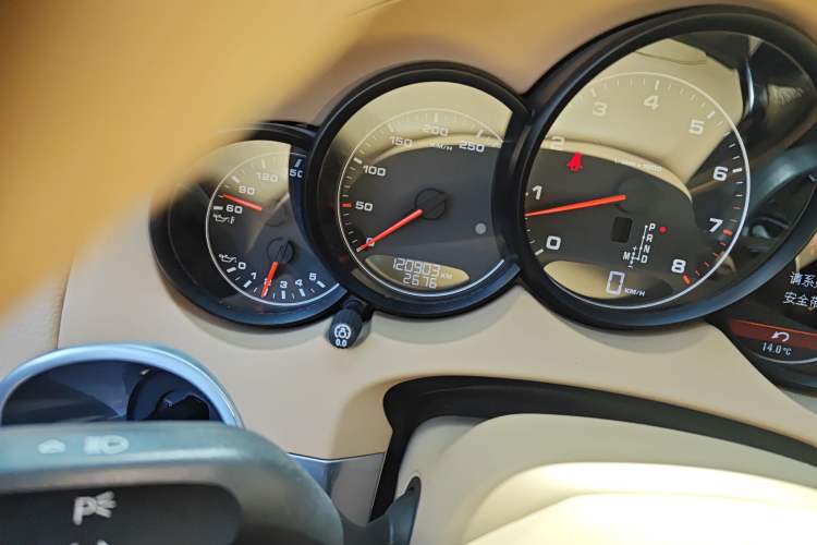 Used Porsche Cayenne 2011 Cayenne 3.0T Odometer Close Up