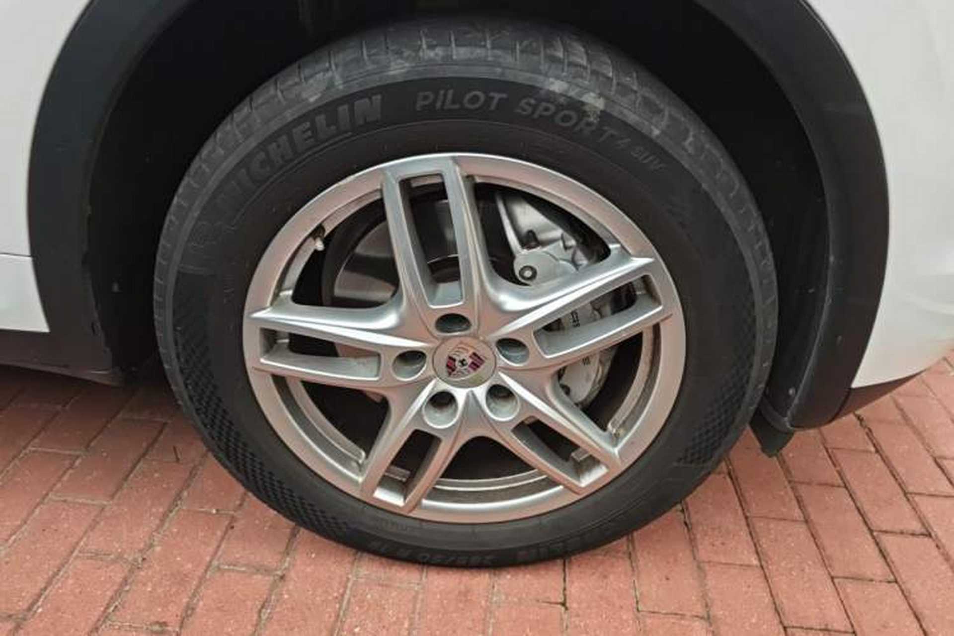 Used Porsche Cayenne 2011 Cayenne S 4.8L Right Front Wheel Hub
