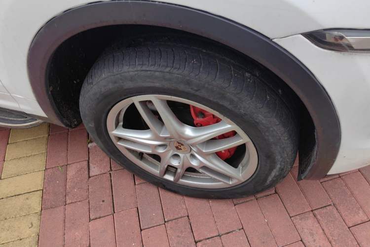 Used Porsche Cayenne 2011 Cayenne 3.0T Right Front Wheel Hub