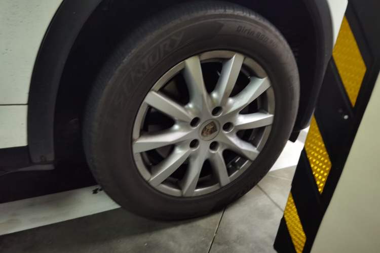 Used Porsche Cayenne 2011 Cayenne 3.0T Right Front Wheel Hub
