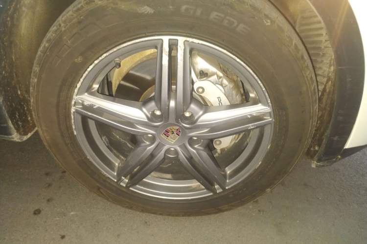 Used Porsche Cayenne 2011 Cayenne S Hybrid 3.0T Right Front Wheel Hub