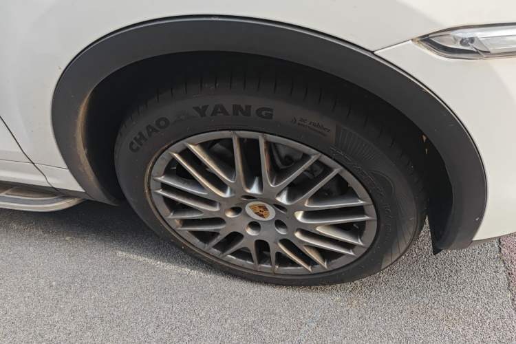 Used Porsche Cayenne 2011 3.6L automatic transmission U.S. specification Right Front Wheel Hub