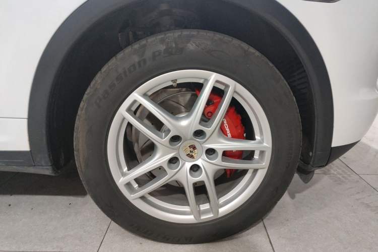 Used Porsche Cayenne 2011 Cayenne 3.0T Right Front Wheel Hub