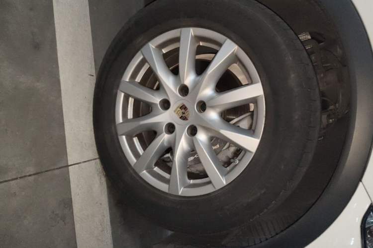 Used Porsche Cayenne 2011 Cayenne 3.0T Right Front Wheel Hub