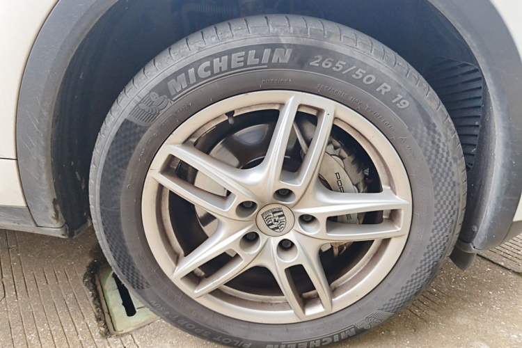 Used Porsche Cayenne 2011 Cayenne S Hybrid 3.0T Right Front Wheel Hub