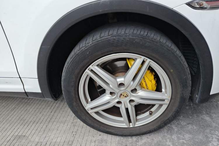 Used Porsche Cayenne 2011 Cayenne 3.0T Right Front Wheel Hub