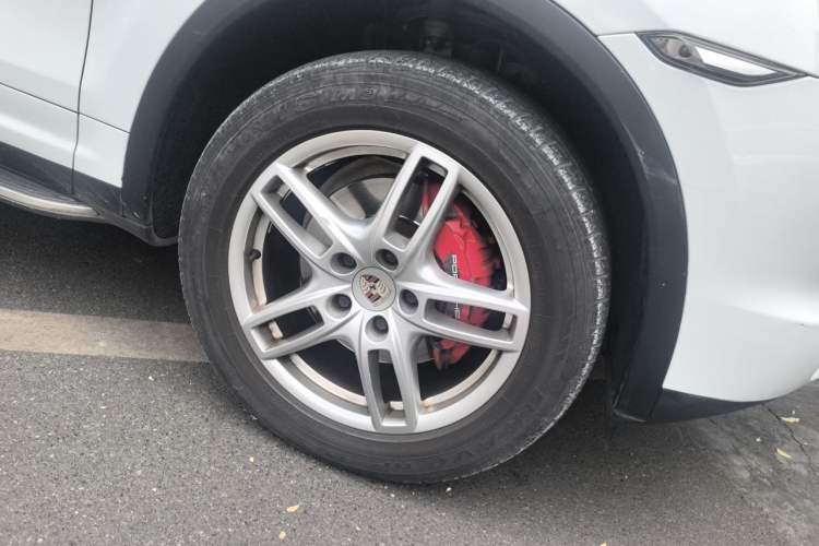 Used Porsche Cayenne 2011 Cayenne 3.0T Right Front Wheel Hub