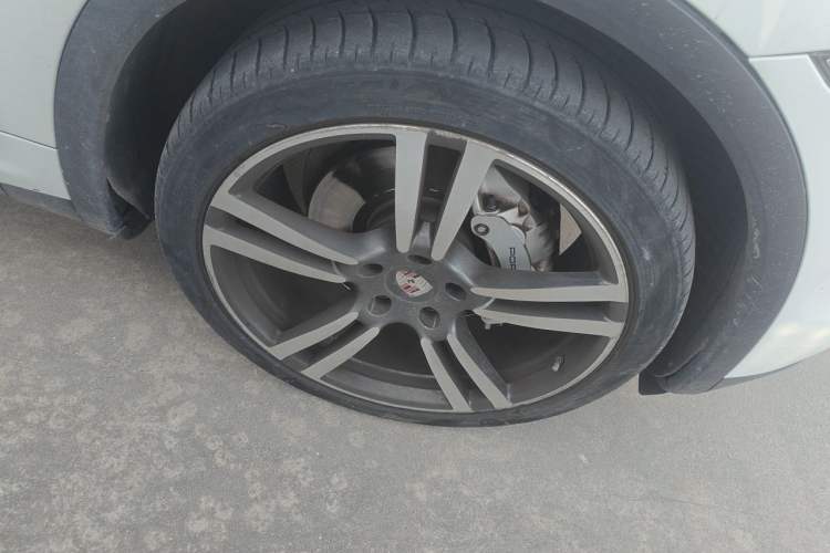 Used Porsche Cayenne 2011 Cayenne S 4.8L Right Front Wheel Hub