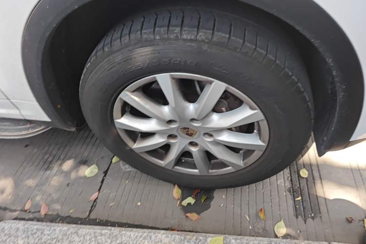 Used Porsche Cayenne 2011 Cayenne 3.0T Right Front Wheel Hub