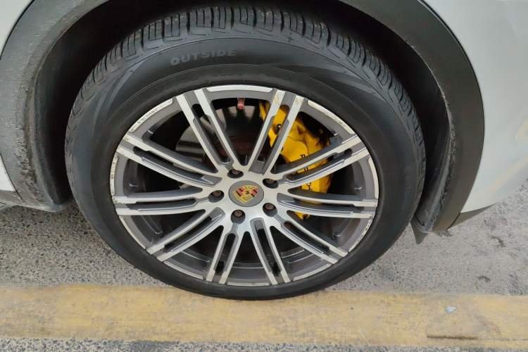 Used Porsche Cayenne 2011 3.6L automatic transmission U.S. specification Right Front Wheel Hub