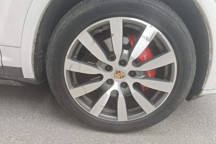 Used Porsche Cayenne 2011 3.6L automatic transmission U.S. specification Right Front Wheel Hub
