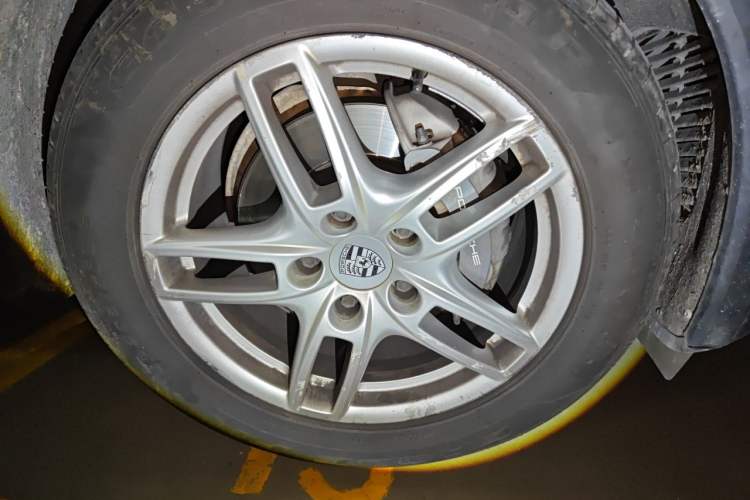 Used Porsche Cayenne 2011 Cayenne 3.0T Right Front Wheel Hub