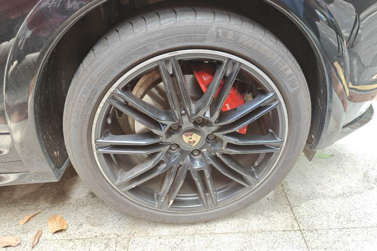 Used Porsche Cayenne 2012 Cayenne GTS 4.8L Right Front Wheel Hub