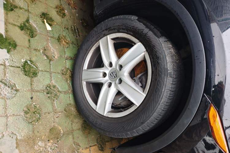 Used Porsche Cayenne  Right Front Wheel Hub
