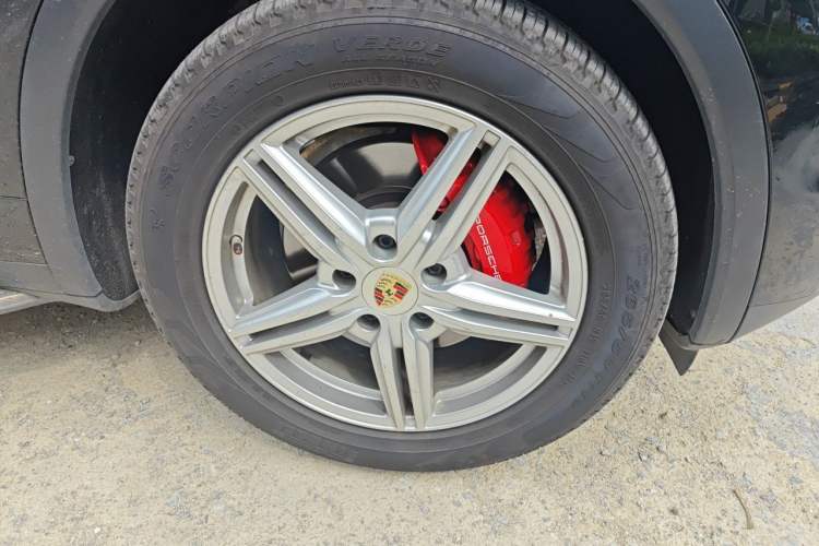 Used Porsche Cayenne  Right Front Wheel Hub