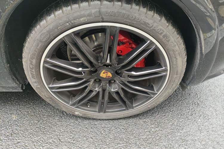 Used Porsche Cayenne 2012 Cayenne GTS 4.8L Right Front Wheel Hub