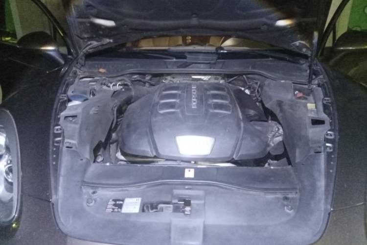 Used Porsche Cayenne 2012 3.0T parallel import Engine Bay