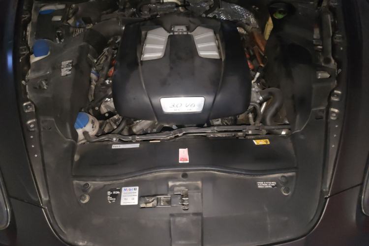 Used Porsche Cayenne 2012 3.0T parallel import Engine Bay