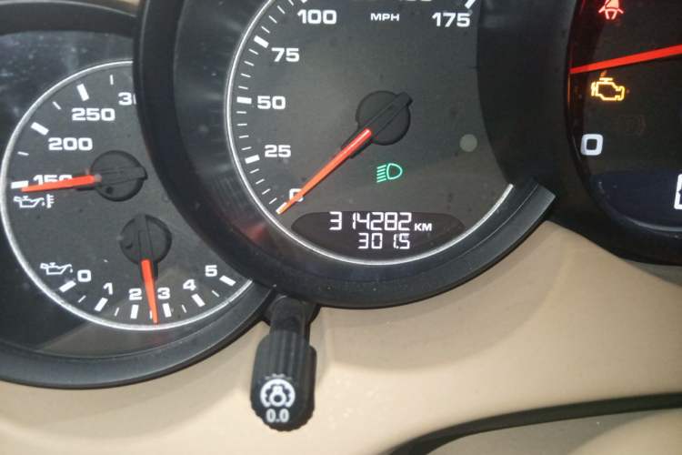 Used Porsche Cayenne 2012 3.0T parallel import Odometer Close Up