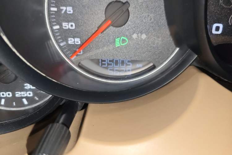 Used Porsche Cayenne 2012 3.0T parallel import Odometer Close Up