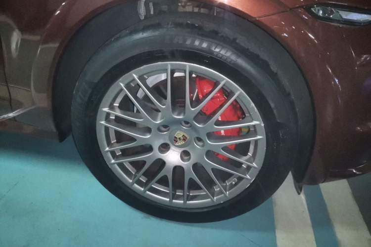 Used Porsche Cayenne 2012 Cayenne GTS 4.8L Right Front Wheel Hub