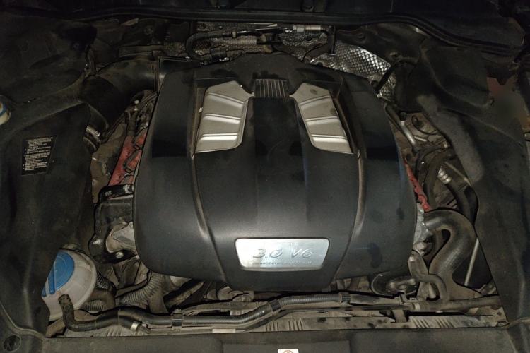 Used Porsche Cayenne 2012 3.0T parallel import Engine Bay