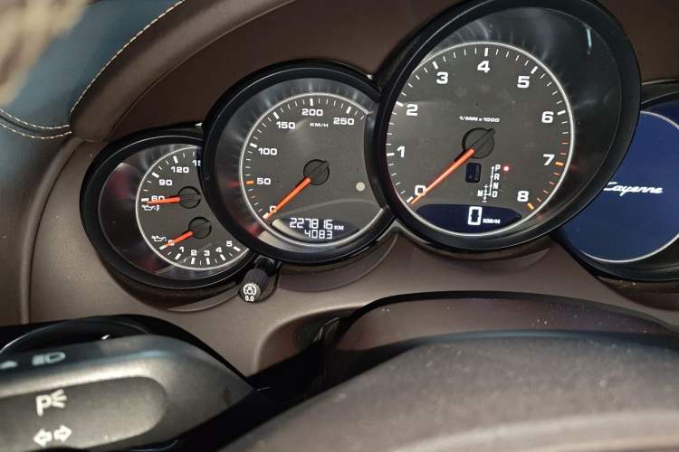 Used Porsche Cayenne 2012 3.0T parallel import Odometer Close Up