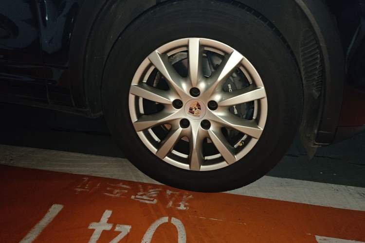 Used Porsche Cayenne 2012 3.0T parallel import Right Front Wheel Hub