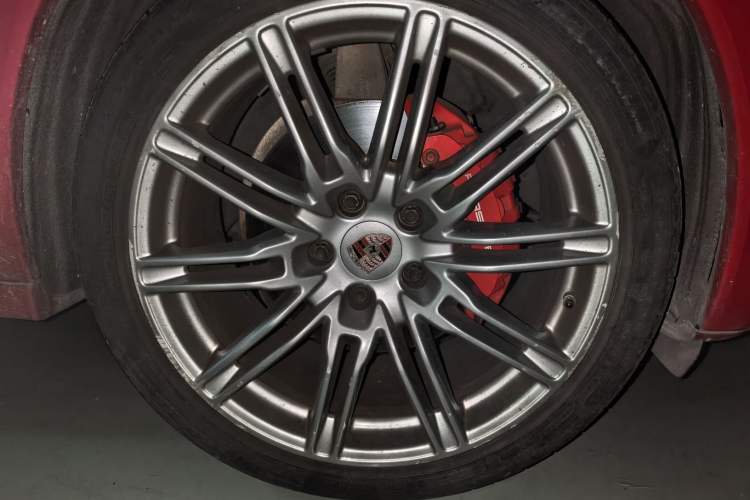 Used Porsche Cayenne 2012 Cayenne GTS 4.8L Right Front Wheel Hub