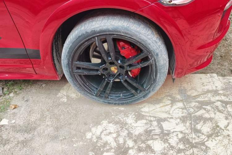 Used Porsche Cayenne 2012 Cayenne GTS 4.8L Right Front Wheel Hub