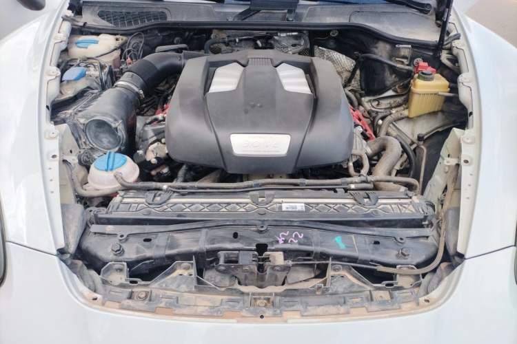 Used Porsche Cayenne 2012 3.0T parallel import Engine Bay