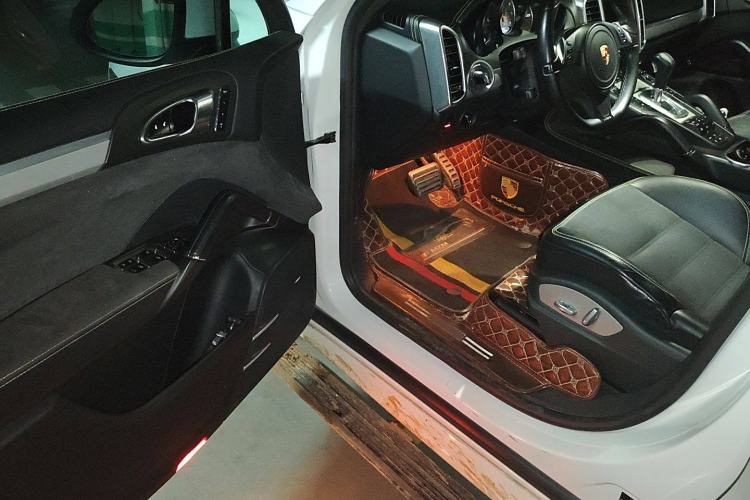 Used Porsche Cayenne 2012 Cayenne GTS 4.8L Interior 3