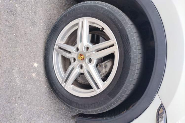 Used Porsche Cayenne 2012 3.0T parallel import Right Front Wheel Hub