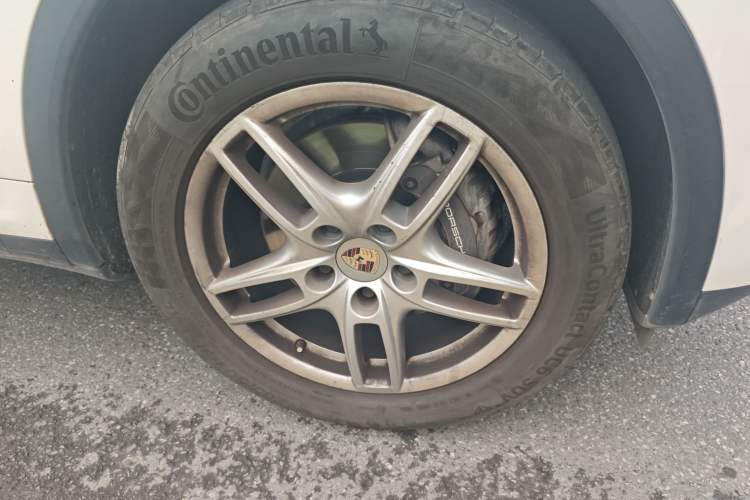 Used Porsche Cayenne  Right Front Wheel Hub