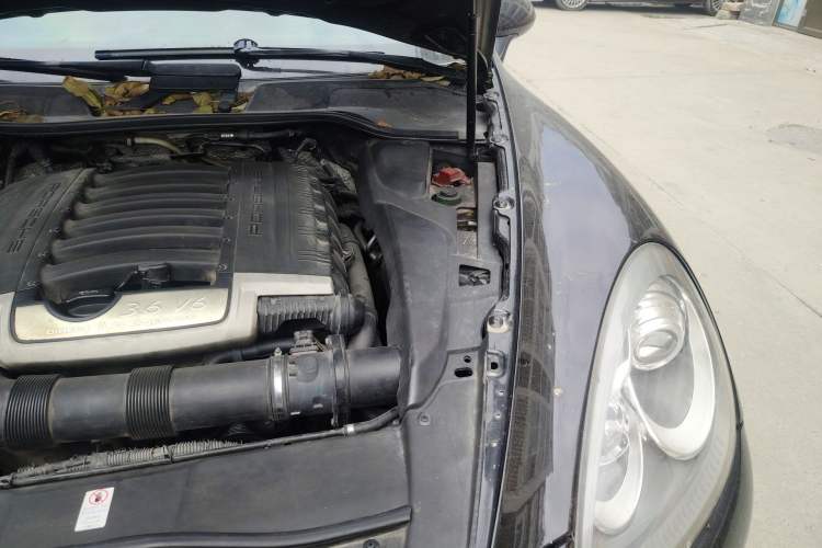 Used Porsche Cayenne 2013 3.6L automatic transmission U.S. specification Engine Bay Left