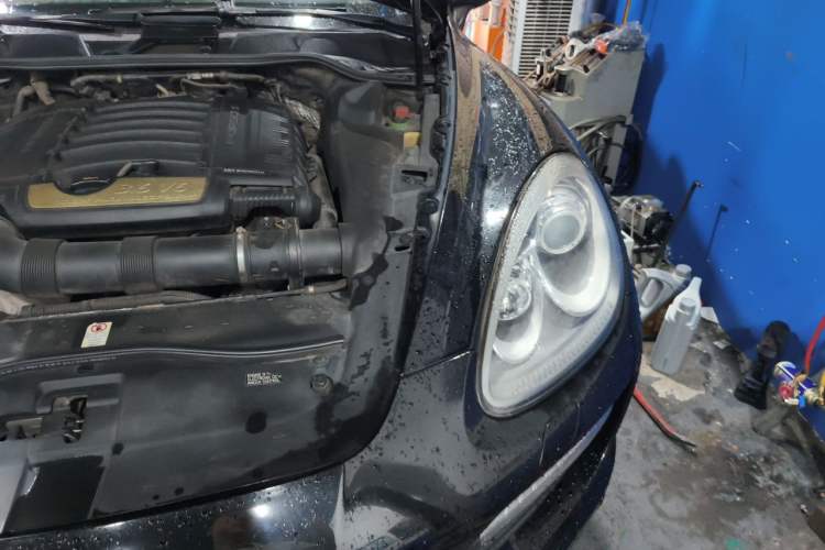 Used Porsche Cayenne 2013 3.6L automatic transmission U.S. specification Engine Bay Left