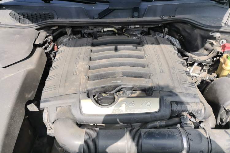 Used Porsche Cayenne 2013 3.6L automatic transmission U.S. specification Engine Bay