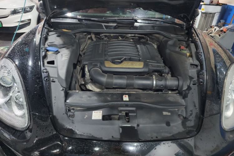 Used Porsche Cayenne 2013 3.6L automatic transmission U.S. specification Engine Bay