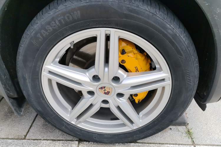 Used Porsche Cayenne 2013 3.6L automatic transmission U.S. specification Right Front Wheel Hub
