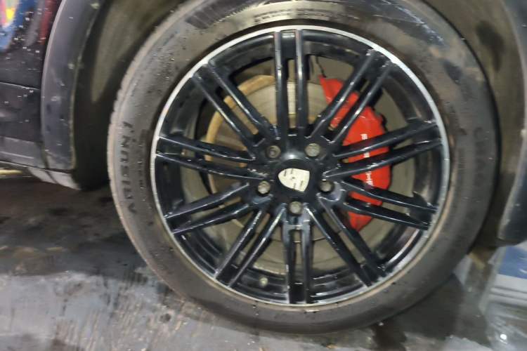 Used Porsche Cayenne 2013 3.6L automatic transmission U.S. specification Right Front Wheel Hub