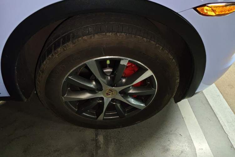 Used Porsche Cayenne  Right Front Wheel Hub