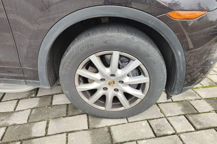 Used Porsche Cayenne  Right Front Wheel Hub