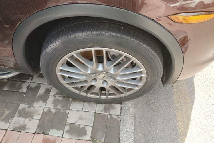 Used Porsche Cayenne  Right Front Wheel Hub