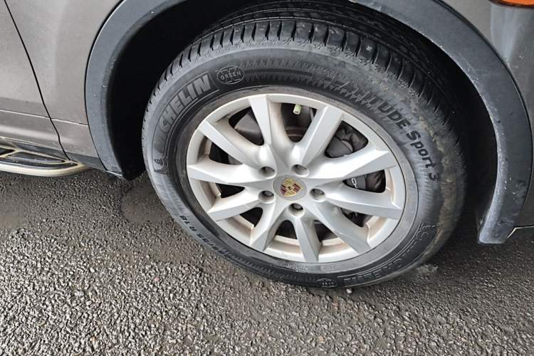 Used Porsche Cayenne  Right Front Wheel Hub