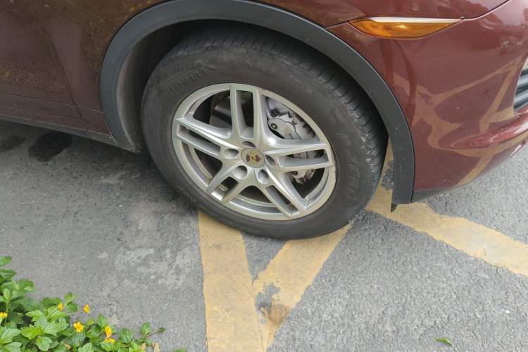 Used Porsche Cayenne  Right Front Wheel Hub