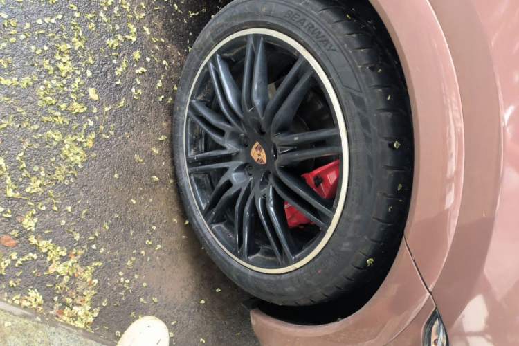 Used Porsche Cayenne  Right Front Wheel Hub