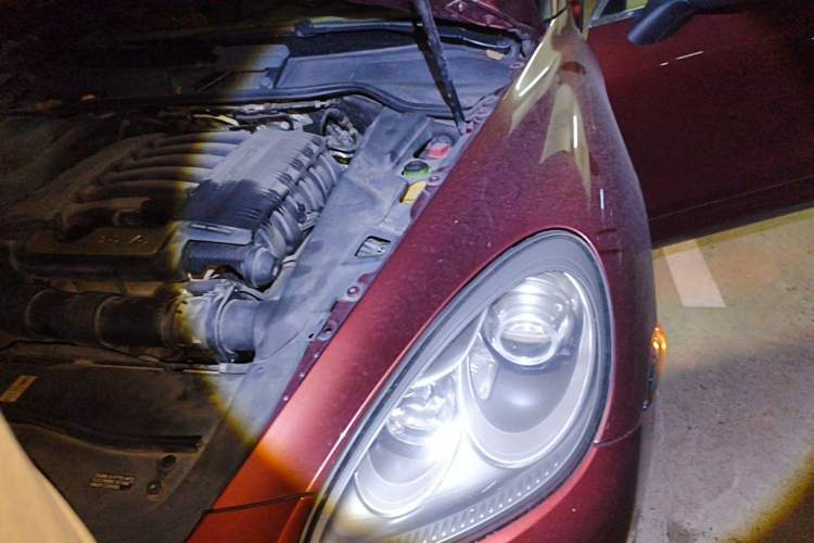 Used Porsche Cayenne 2013 3.6L automatic transmission U.S. specification Engine Bay Left