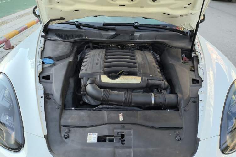 Used Porsche Cayenne 2013 3.6L automatic transmission U.S. specification Engine Bay