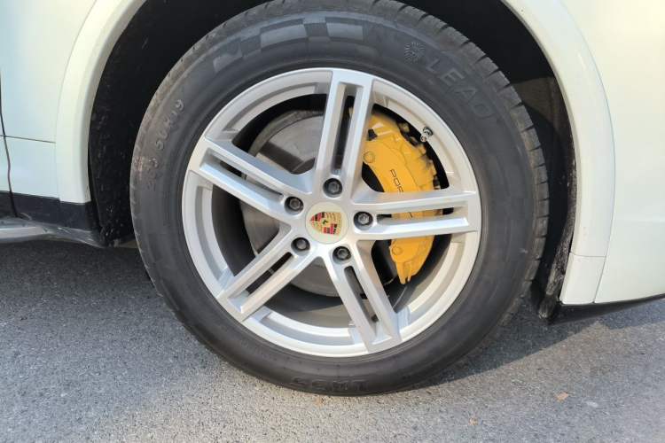 Used Porsche Cayenne 2013 3.6L automatic transmission U.S. specification Right Front Wheel Hub