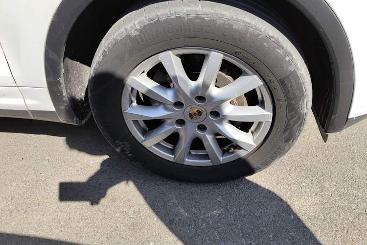 Used Porsche Cayenne  Right Front Wheel Hub
